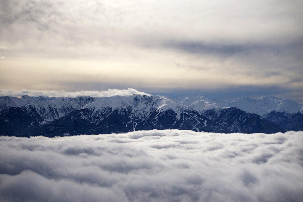 Los Pirineos son, debido a su elevada alitud y a su posición muy septentrional, la principal cadena montañosa española en la que se da el clima frío de Alta Montaña.