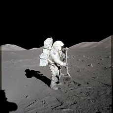 Un geólogo en la superficie de la Luna