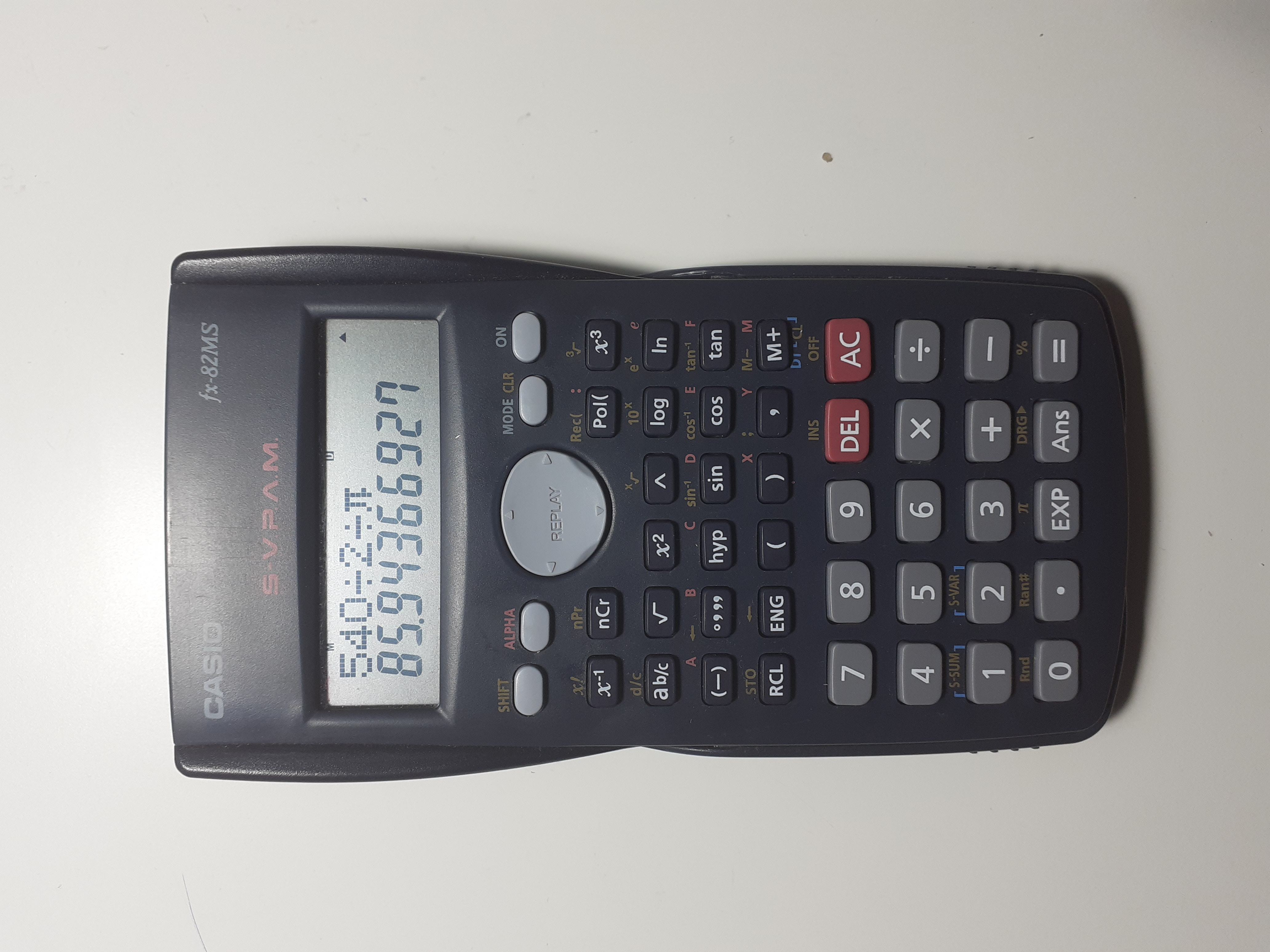 La imagen muestra una calculadora en grados