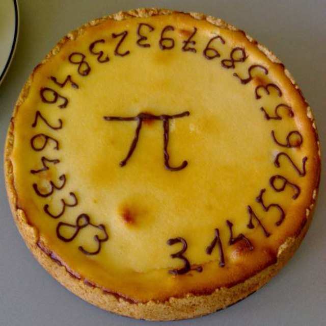 Imagen de un pastel con el número Pi