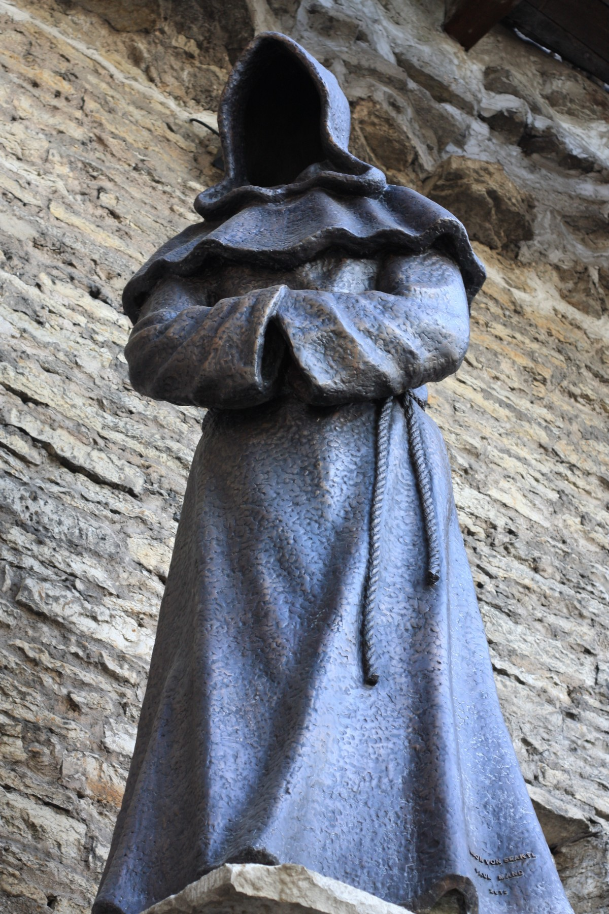 La imagen muestra la estatua dde Fray Guillermo 2