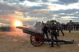 Cañón de guerra y soldados. 