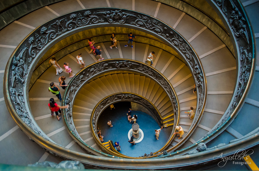 La imagen muestra una escalera de caracol
