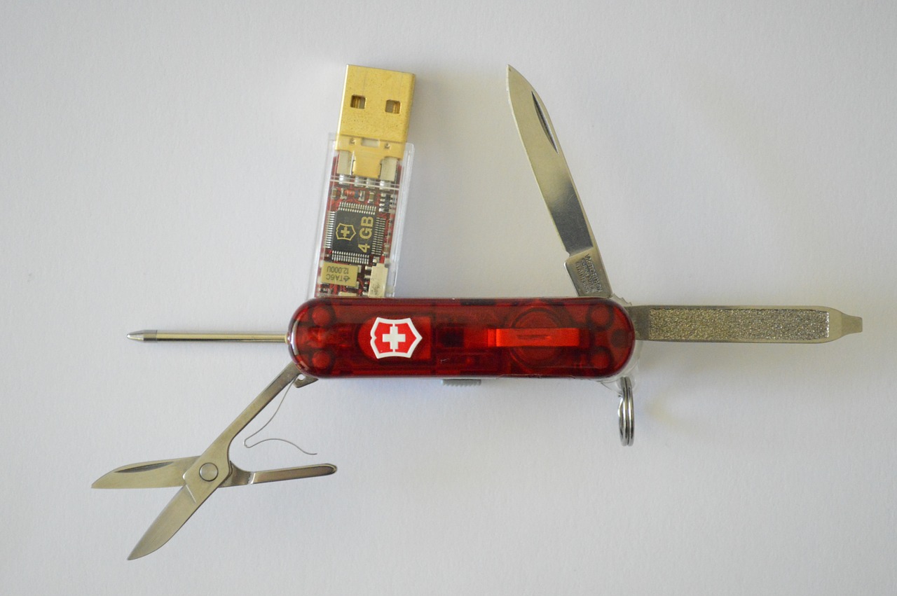 Navaja suiza con un pendrive entre sus herramientas