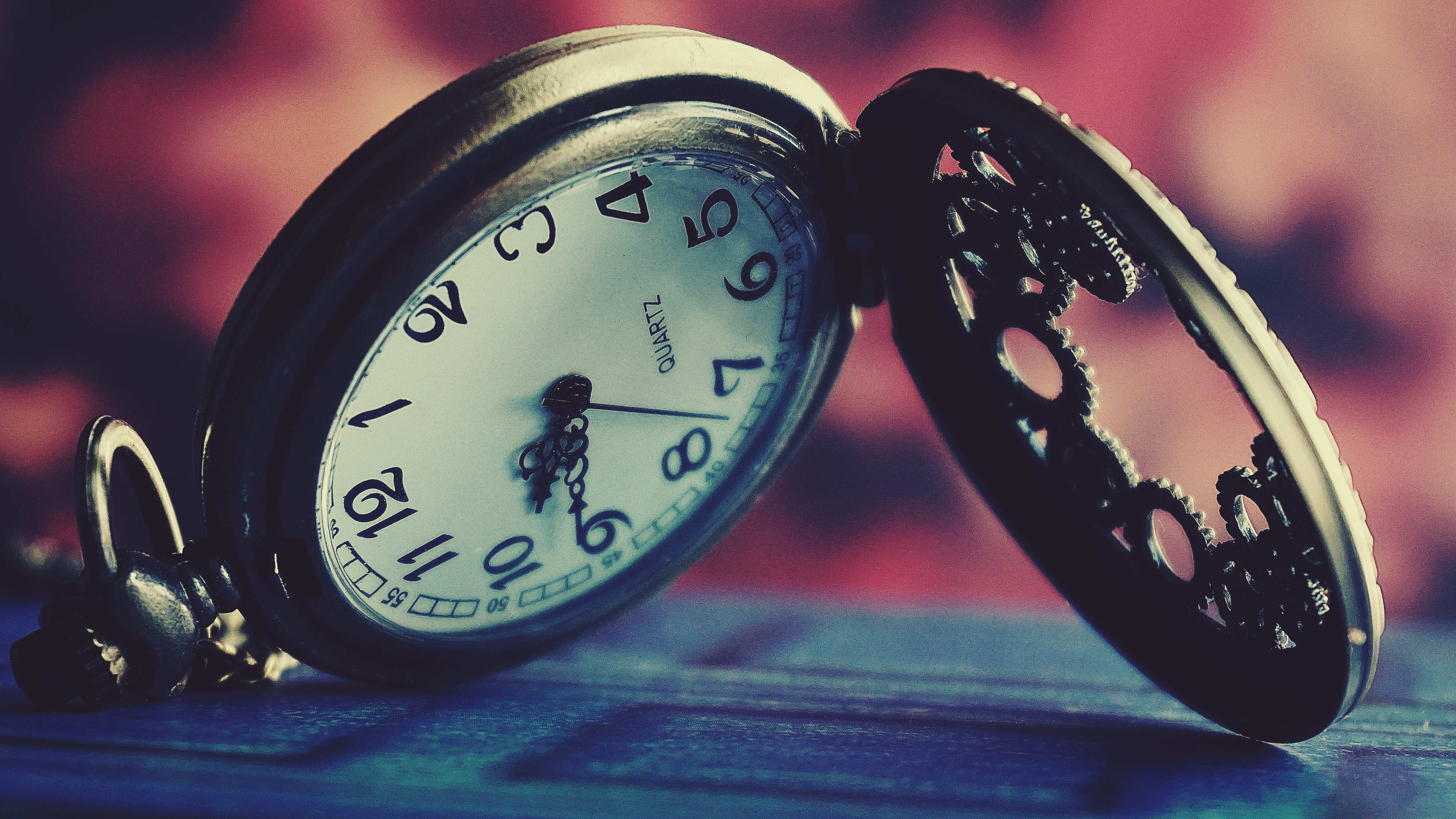 La imagen muestra un reloj analógico