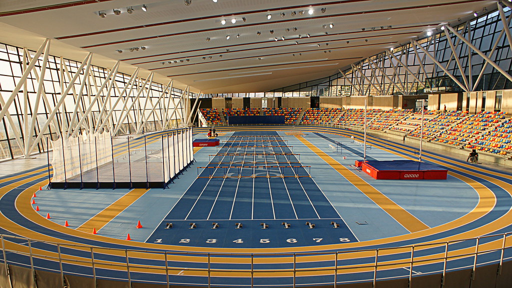 La imagen muestra unas pistas de atletismo