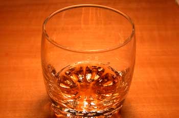 La imagen muestra un vaso de cristal vacío