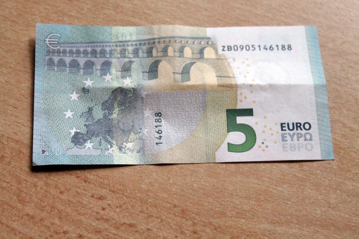 La imagen muestra un billete de 5 euros