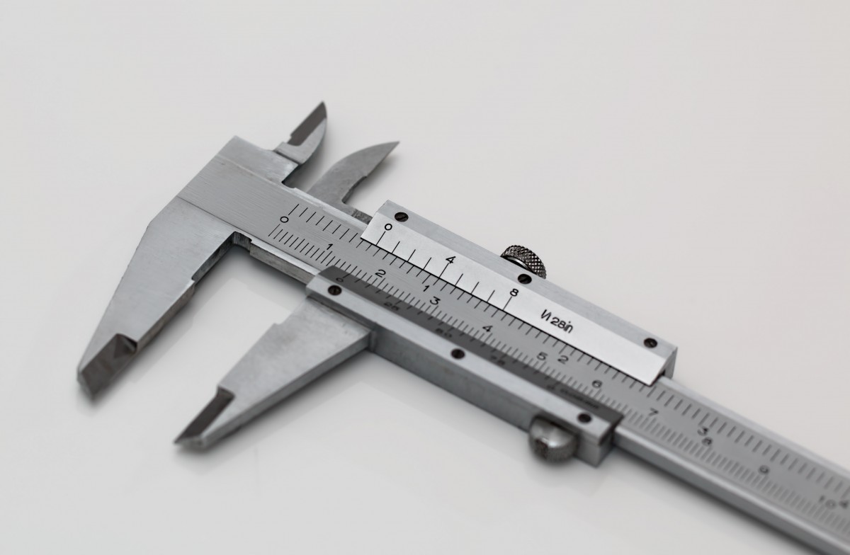 La imagen muestra un instrumento de medida llamado calibrador