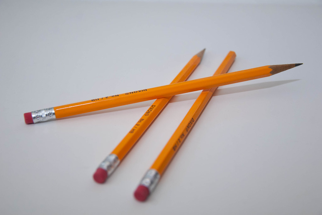 La imagen muestra lápices amarillos con gomas