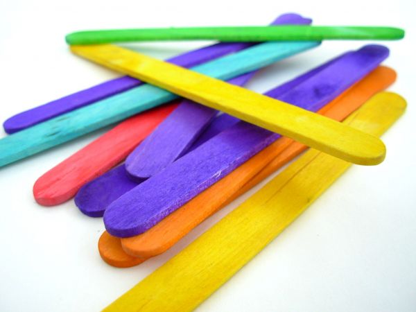 La imagen muestra unos  palitos de madera de diferentes colores