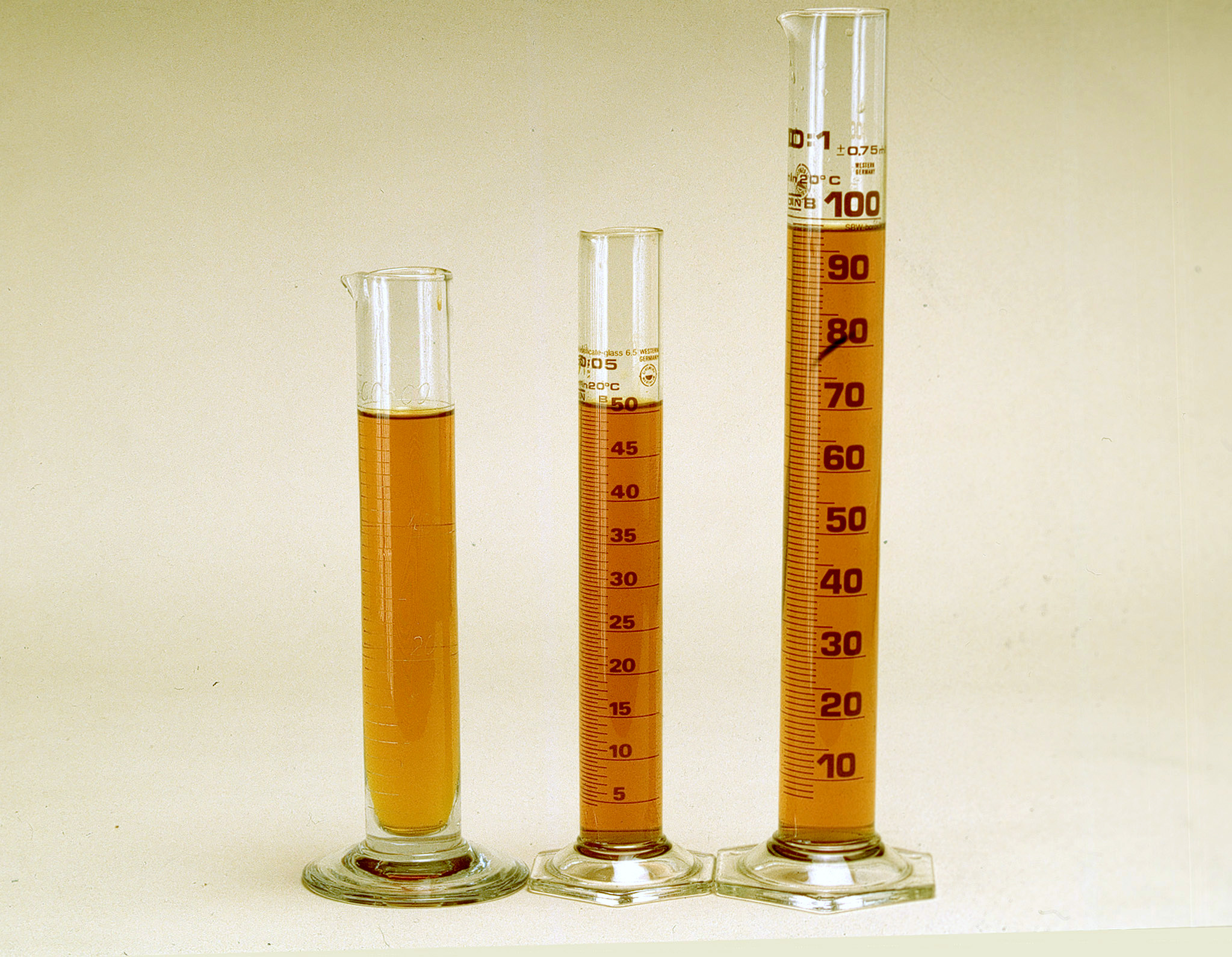 La imagen muestra tres probetas de diferentes tamaños con liquido en su interior