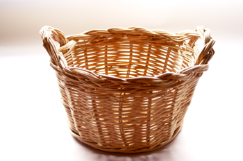 La imagen muestra una cesta de mimbre vacía