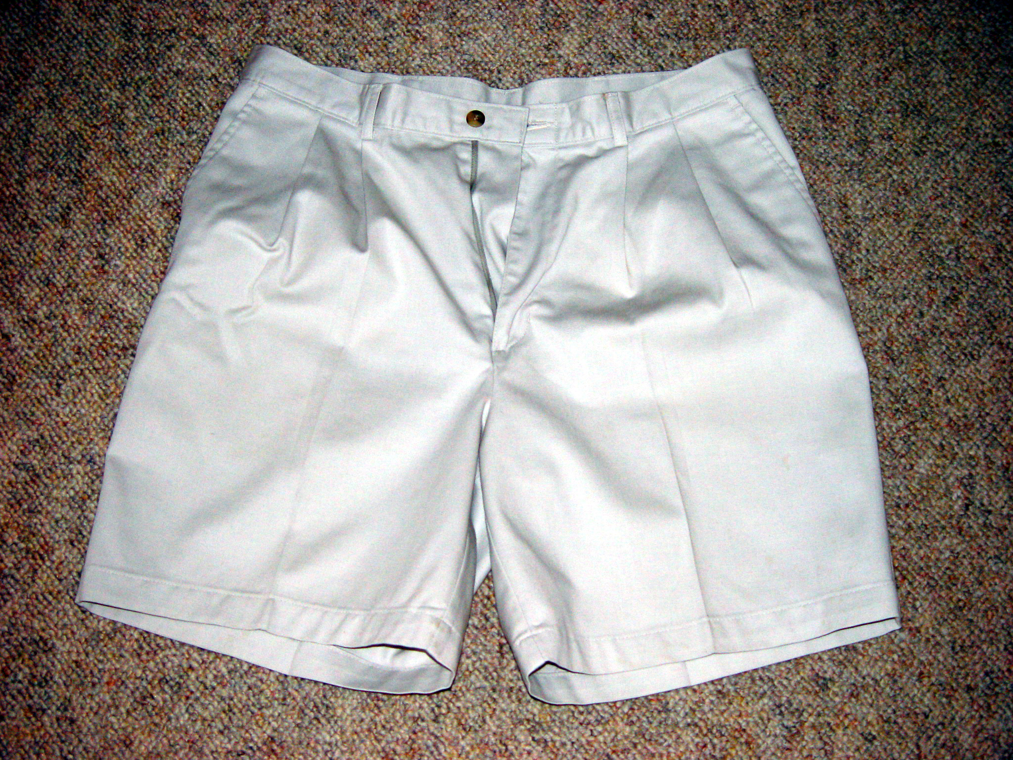 La imagen muestra un pantalón corto de caballero, de color blanco