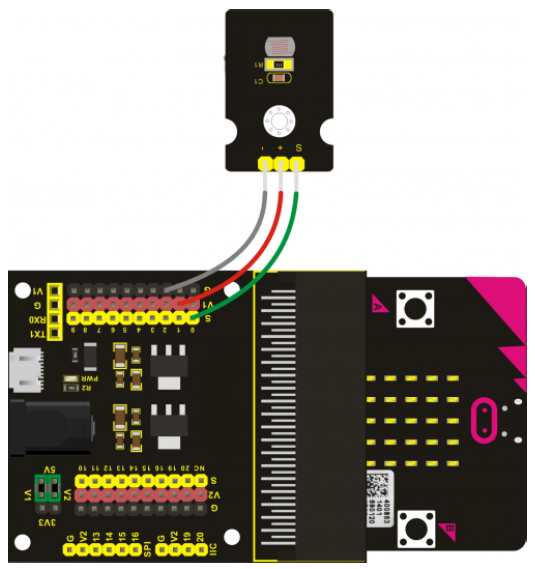 La imagen muestra una LDR integrada en una placa y conectada al adaptador de pines de Micro:bit