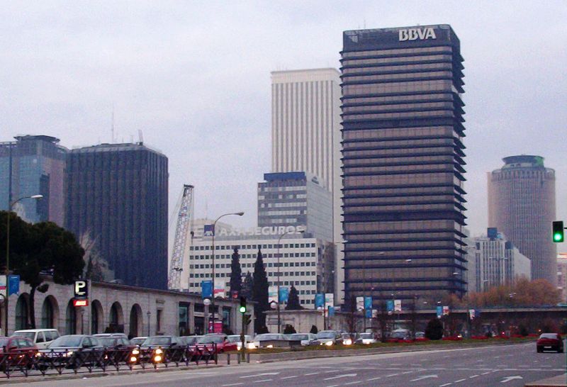 Edificios de oficinas y servicios en la zona comercial de Azca en Madrid