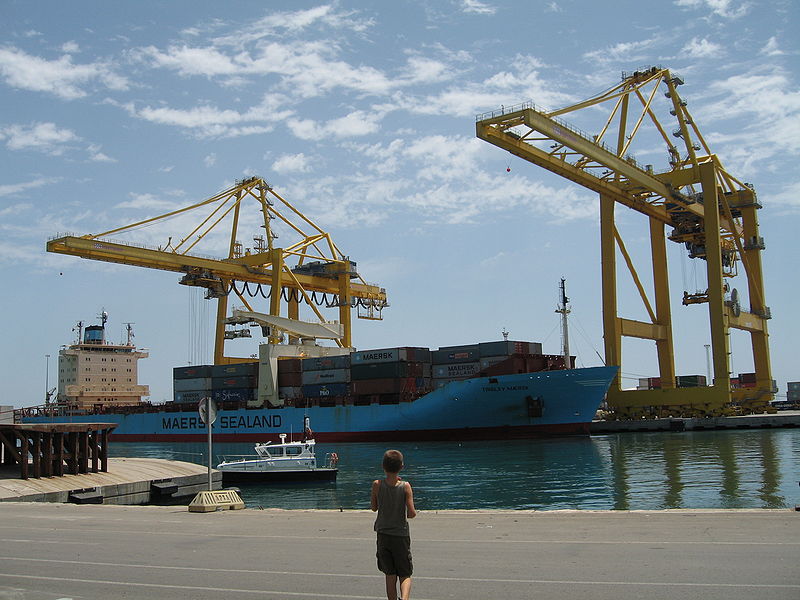 Descarga de contenedores en el puerto de Algeciras