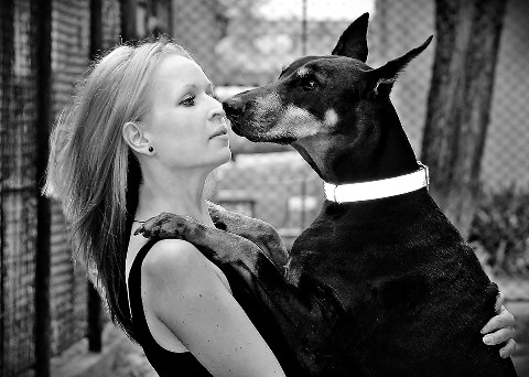 Mujer con doberman