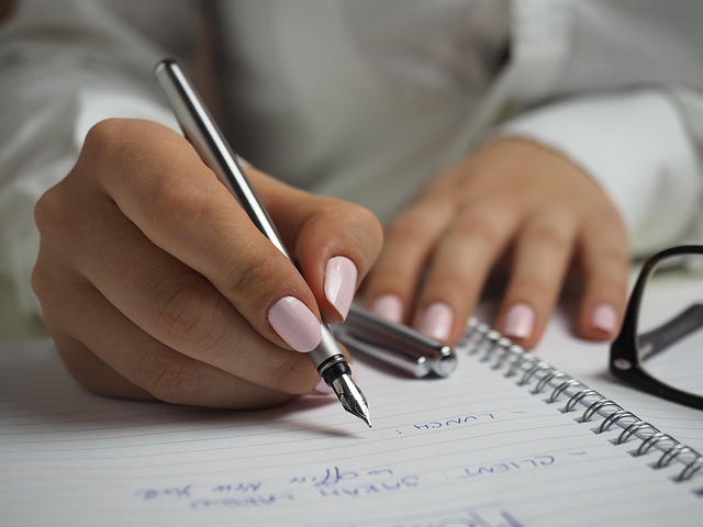 Tomando notas con pluma en un cuaderno