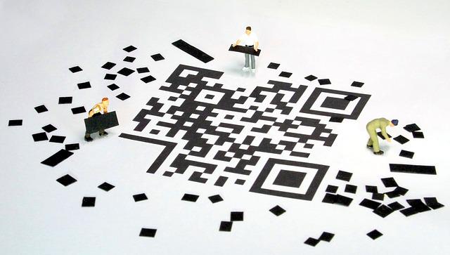 Personas construyendo un código QR