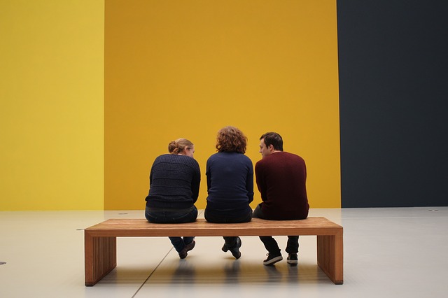 Personas sentadas en un museo vacío