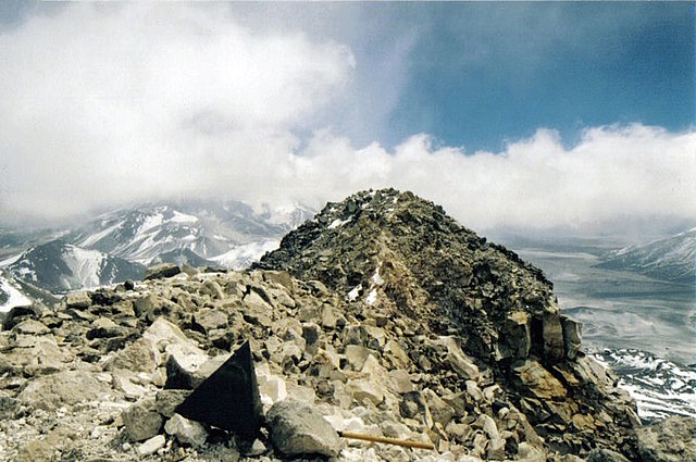 Vista de la cima Chilena del Ojos del Salado, el volcán más alto del mundo, desde la cima Chilena.