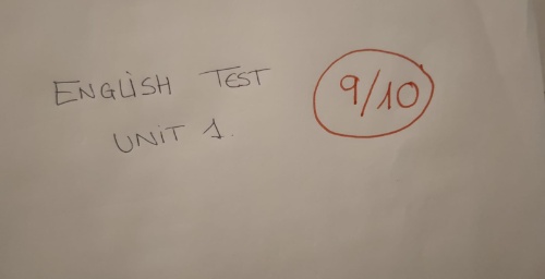 En la imagen se ve un folio donde se puede leer English test. Unit 1 y a la derecha se ve la nota, ha acertado nueve de diez respuestas.