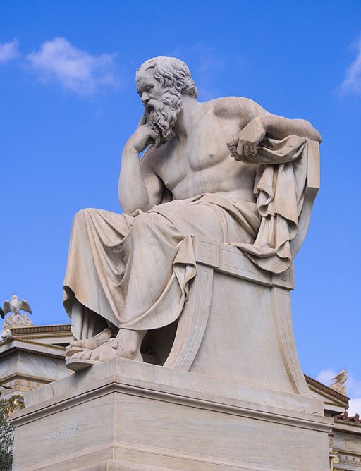 Escultura de Sócrates sentado en actitud pensativa sentado en actitud pensativa