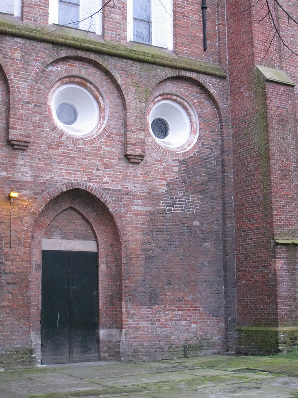 Imagen de una fachada que se parece a una cara con expresión de asombro.
