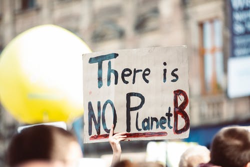 La imagen muestra un cartel en una manifestación con la frase “There is no planet B”