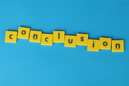 La imagen muestra piezas con letras de colores que forman la palabra “conclusion”.