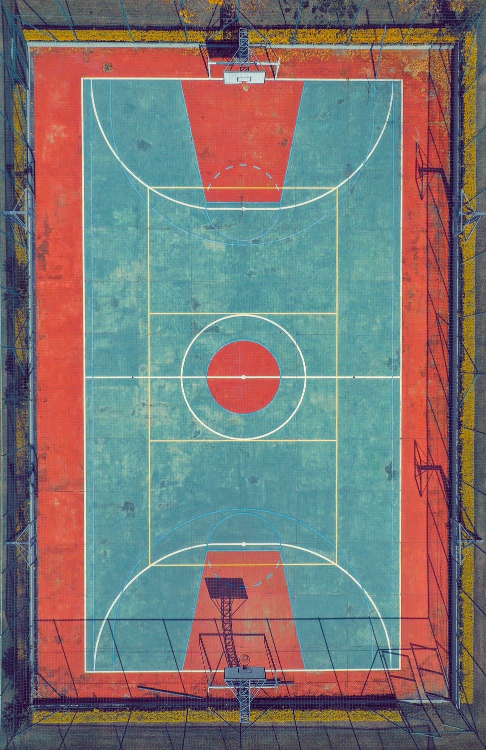 La imagen muestra una vista superior de una cancha de baloncesto.