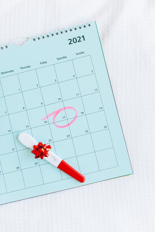 La imagen muestra un día marcado sobre un calendario.