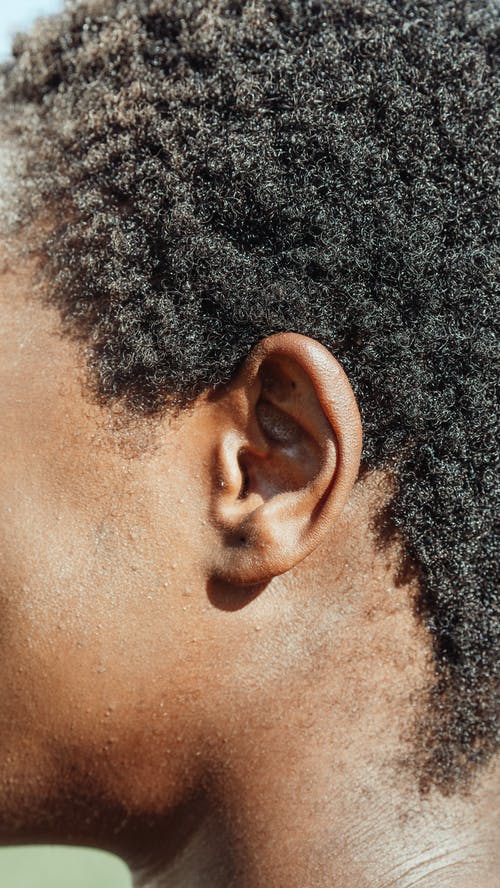 La imagen muestra la oreja de un niño de color