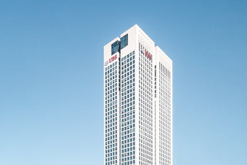 La imagen muestra un rascacielos. 