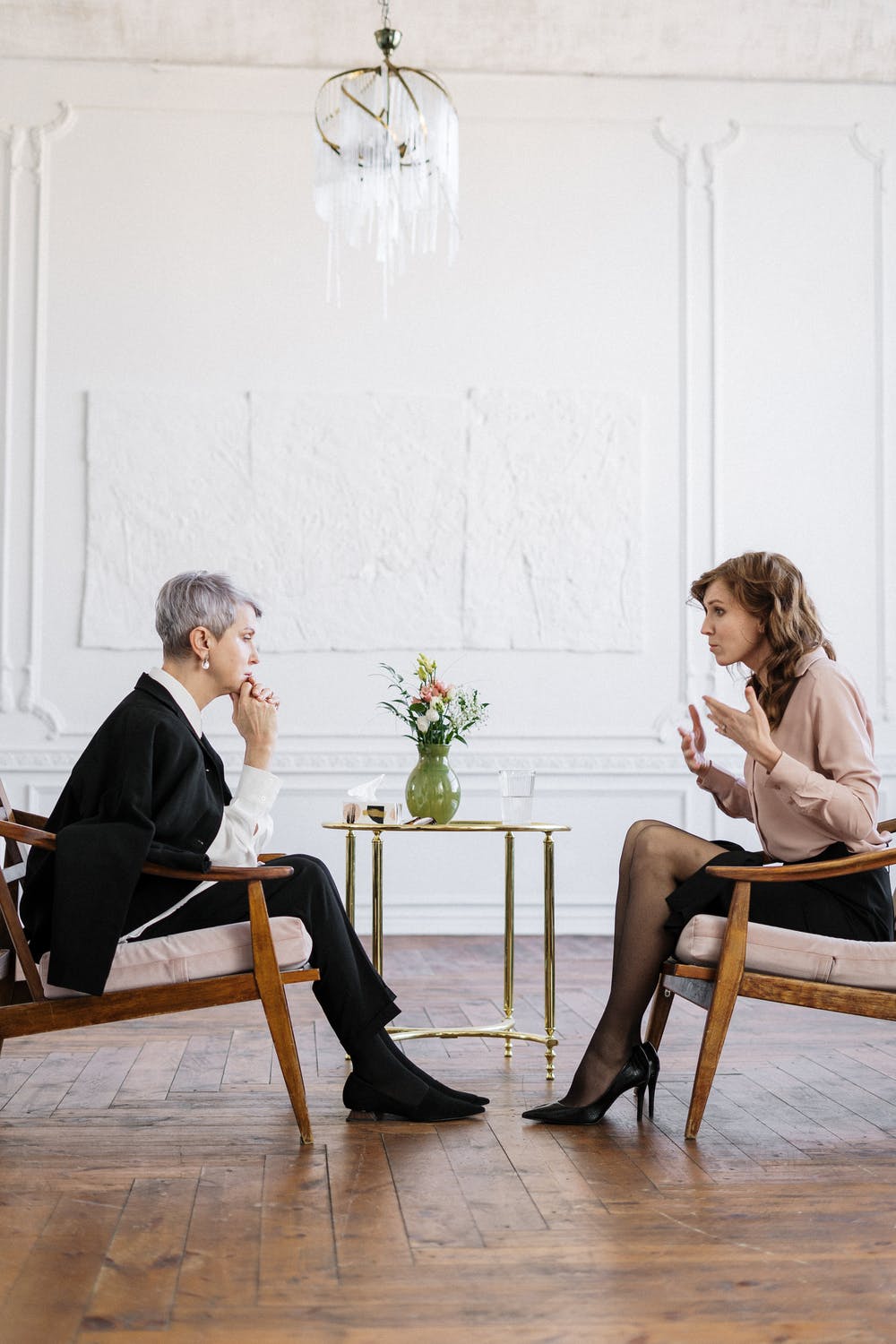 La imagen muestra dos mujeres sentadas una frente a la otra.