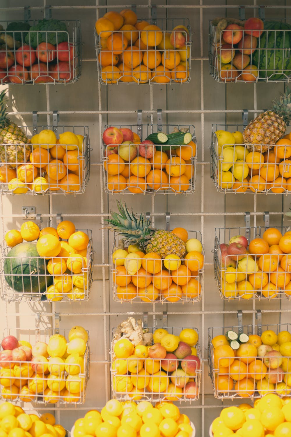 La imagen muestra cestas llenas frutas.