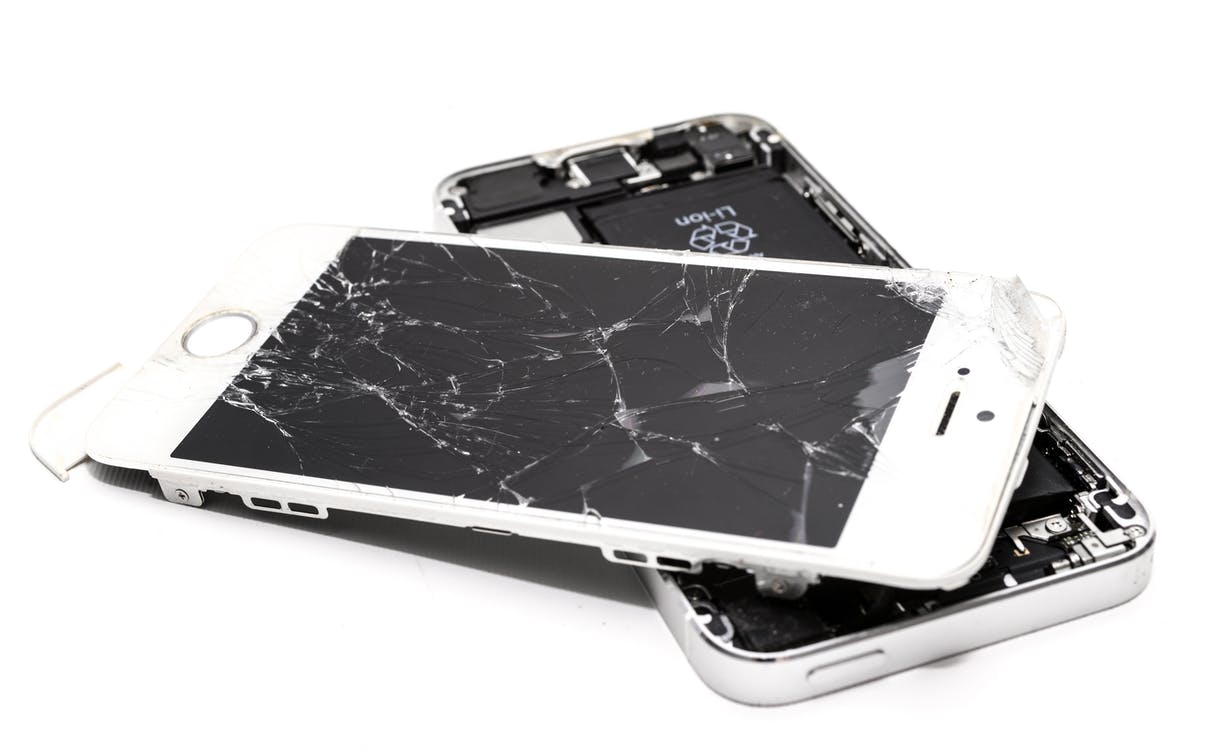 La imagen muestra un teléfono móvil destrozado.