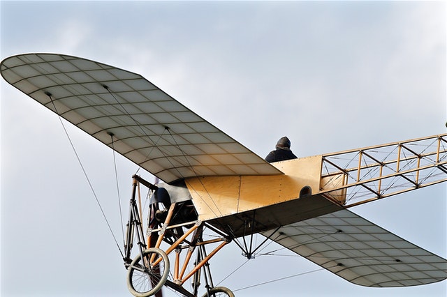La imagen muestra una avioneta biplaza del siglo pasado. 