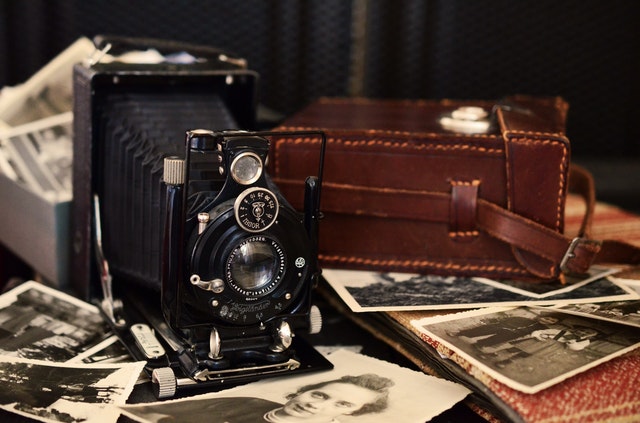 La imagen muestra una cámara de fotos del siglo pasado.