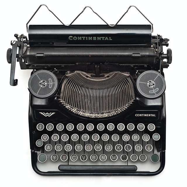 La imagen muestra una máquina de escribir antigua.