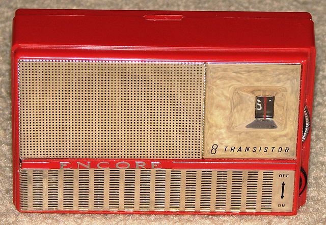 La imagen muestra una radio antigua. 