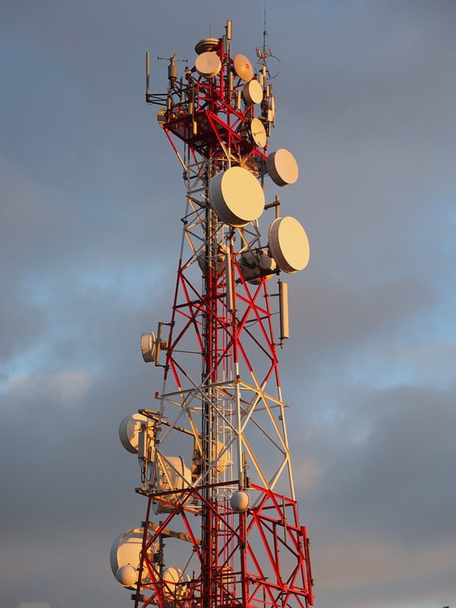 La imagen muestra una antena de telefonía móvil. 