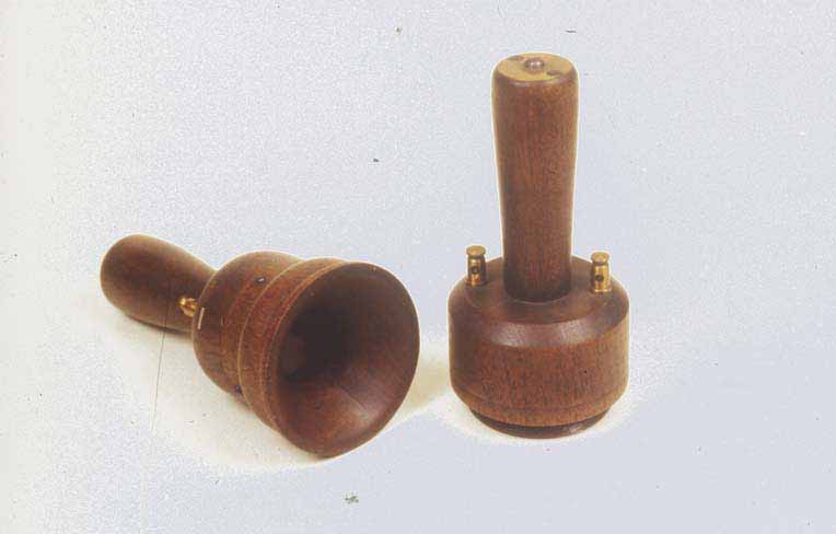 La imagen muestra el teléfono original, anterior al de Graham Bell.