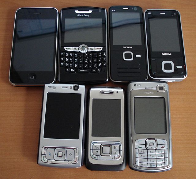  La imagen muestra algunos smartphones de los primeros. 
