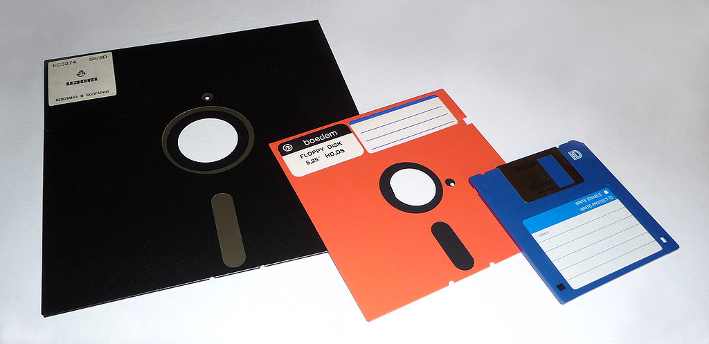 La imagen muestra tres disquetes antiguos para almacenar información.