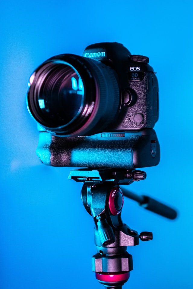 La imagen muestra una moderna cámara sujetada por un trípode.