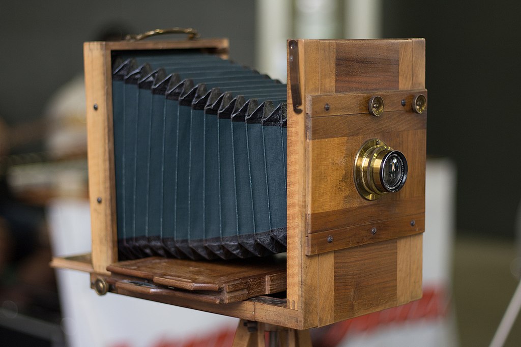 La imagen muestra una cámara fotográfica antigua también llamada de fuelle o plegable.