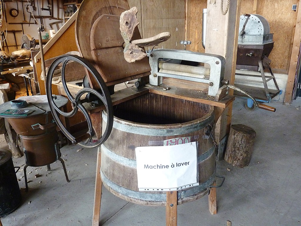 La imagen muestra una antigua lavadora antes de ser eléctricas.