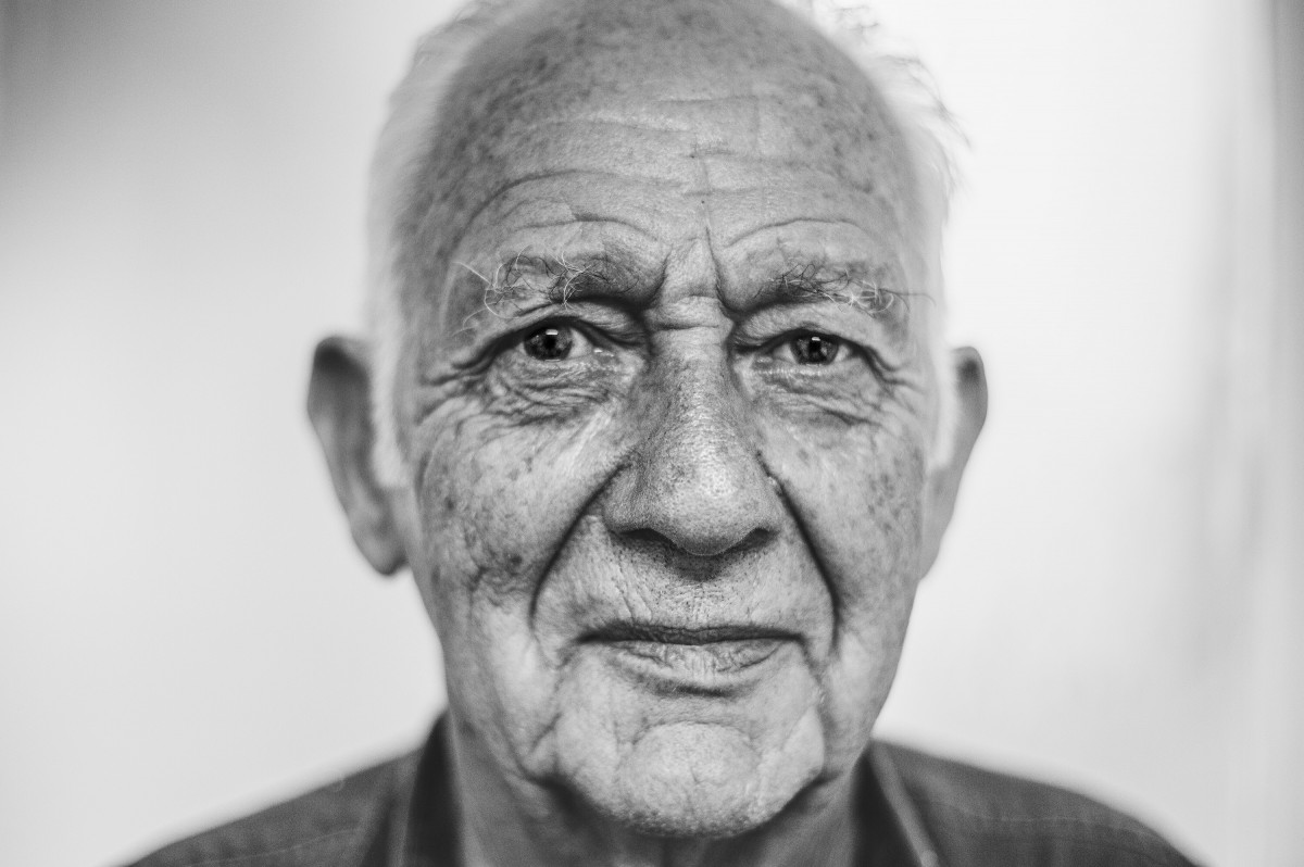  La imagen muestra a un hombre mayor mirando de frente.
